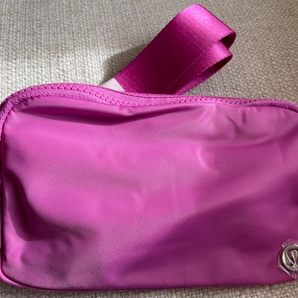 NWT Lululemon Everywhere Belt Bag 1L Pink Pow - Picture 5 of 9